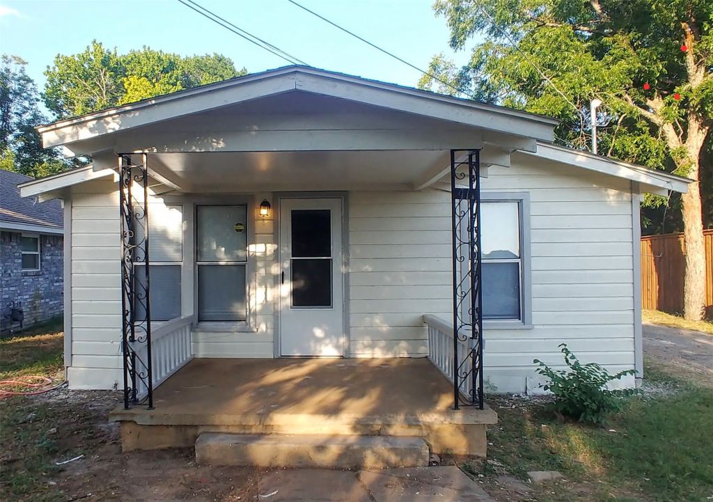 411 S Bradshaw Street, Denton, TX 76205 — photo 1