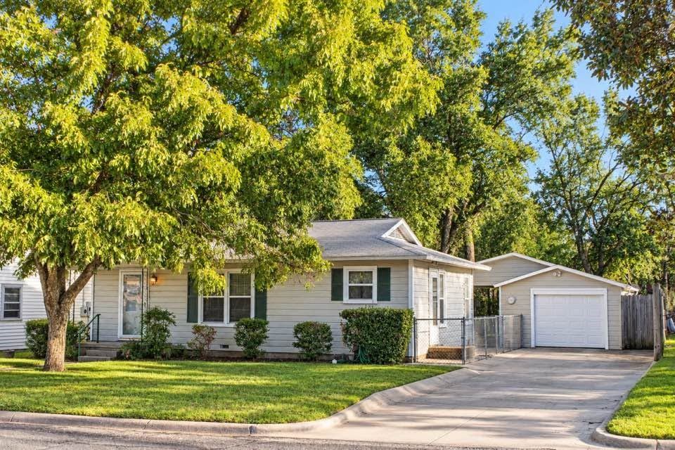 611 Rose Avenue, Cleburne, TX 76033 — photo 1