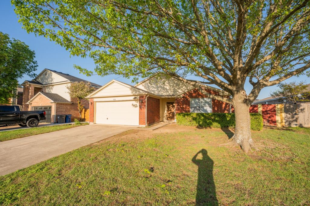 1524 Clemson Drive, Glenn Heights, TX 75154 — photo 1