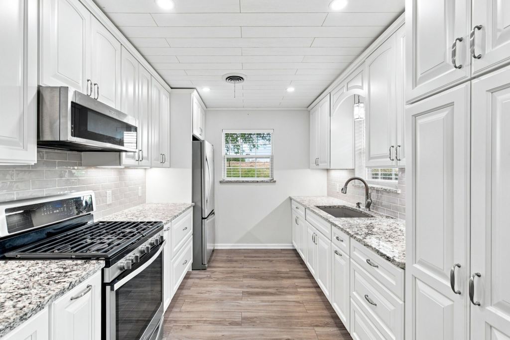 300 Parkwood Place, Lewisville, TX 75067 — photo 1