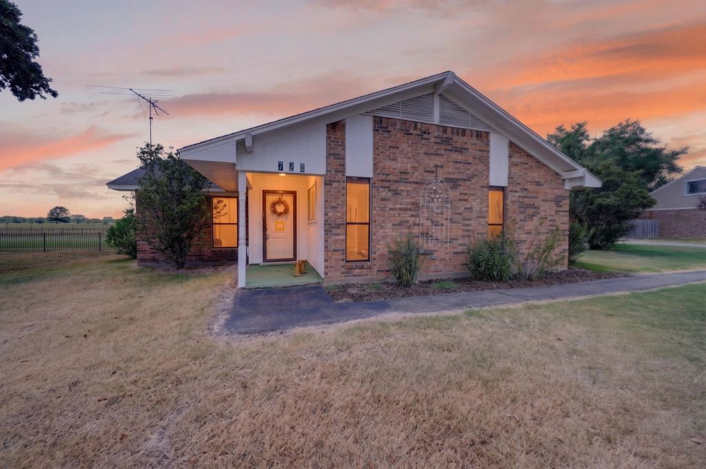 720 S Houston Street, Edgewood, TX 75117 — photo 1