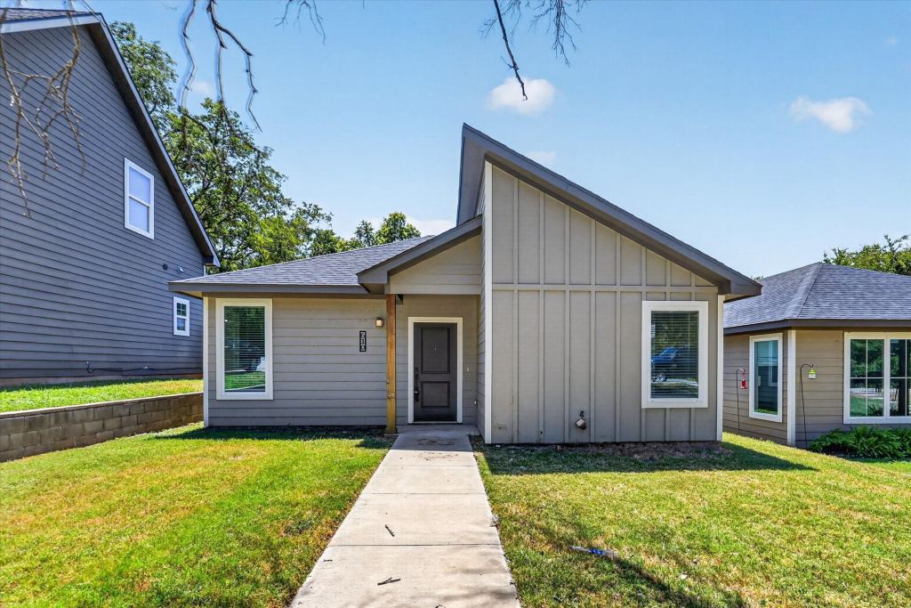 610 E Texas Street, Denison, TX 75021 — photo 1