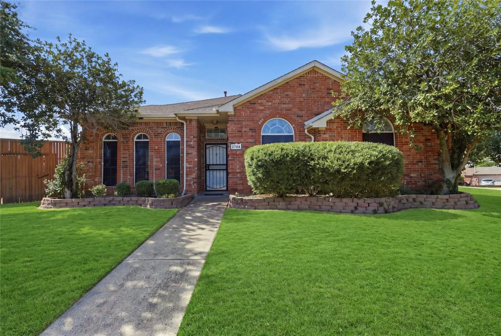 2704 Oak Creek, Mesquite, TX 75181 — photo 1