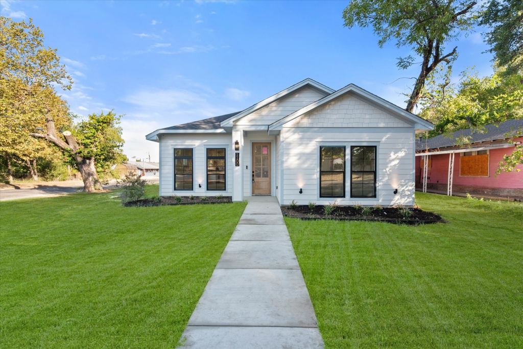 1100 E Collin Street, Corsicana, TX 75110 — photo 1