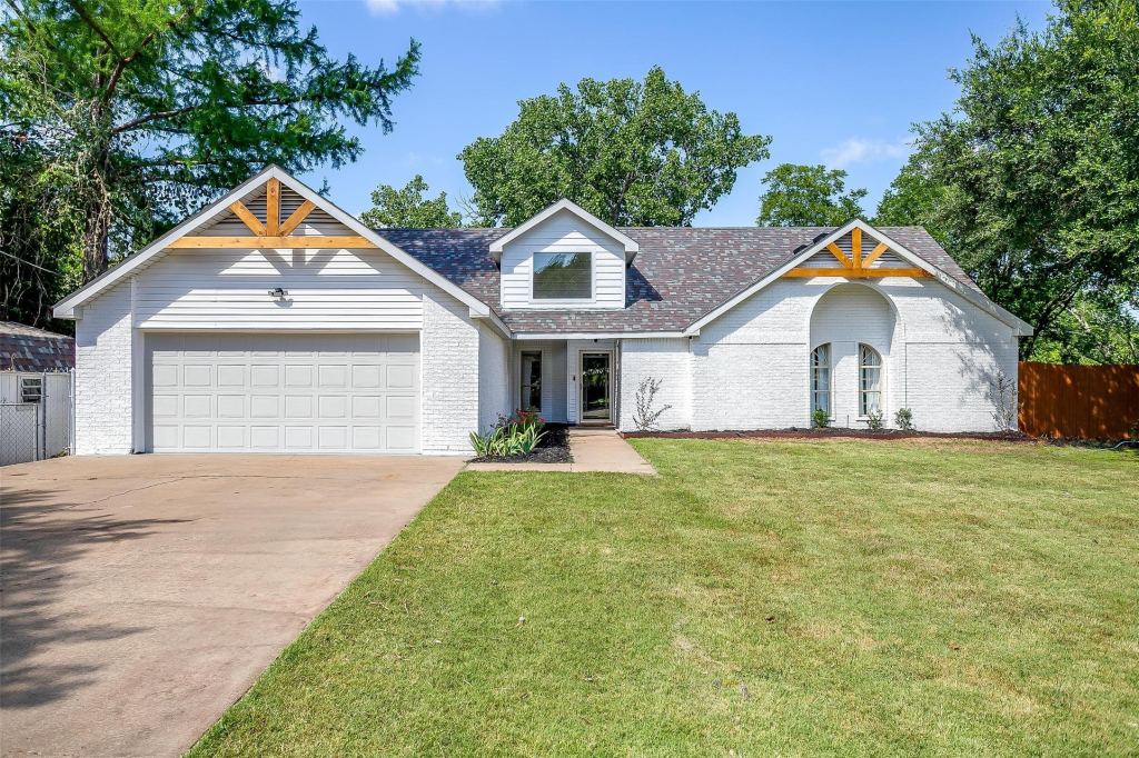 1401 Cheyenne Trail, Granbury, TX 76048 — photo 1