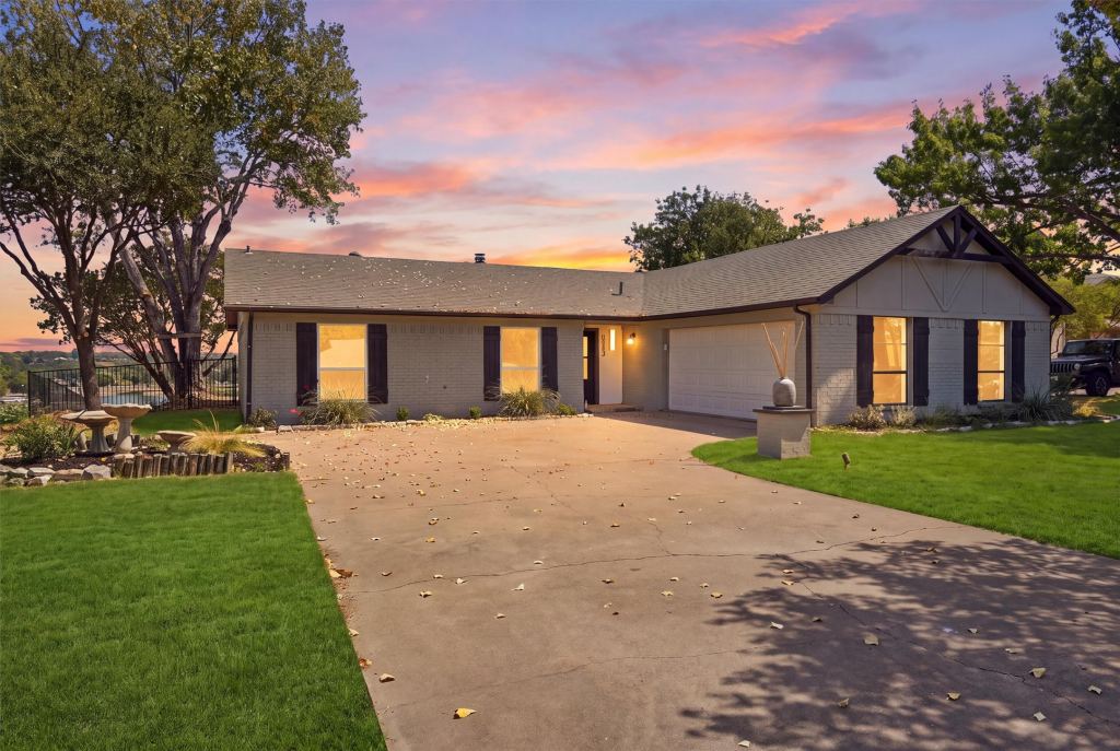 5123 Fairway Circle, Granbury, TX 76049 — photo 1