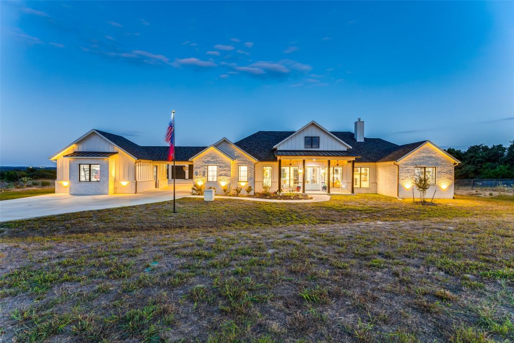 212 Dan Russell Bend, Weatherford, TX 76087 — photo 1