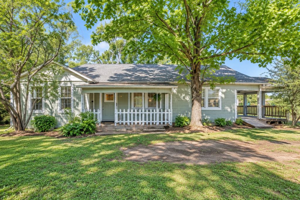 708 E Pine Street, Edgewood, TX 75117 — photo 1