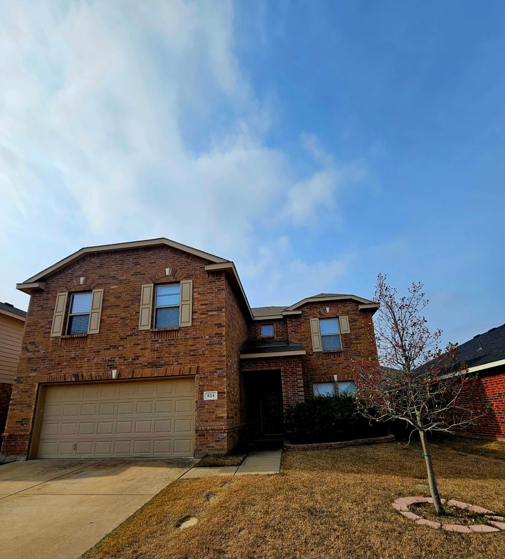824 Green Heath Avenue, Fort Worth, TX 76120 — photo 1