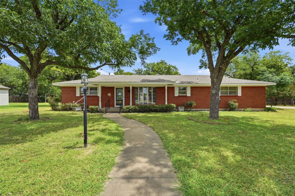 206 Mcanear Street, Cleburne, TX 76033 — photo 1