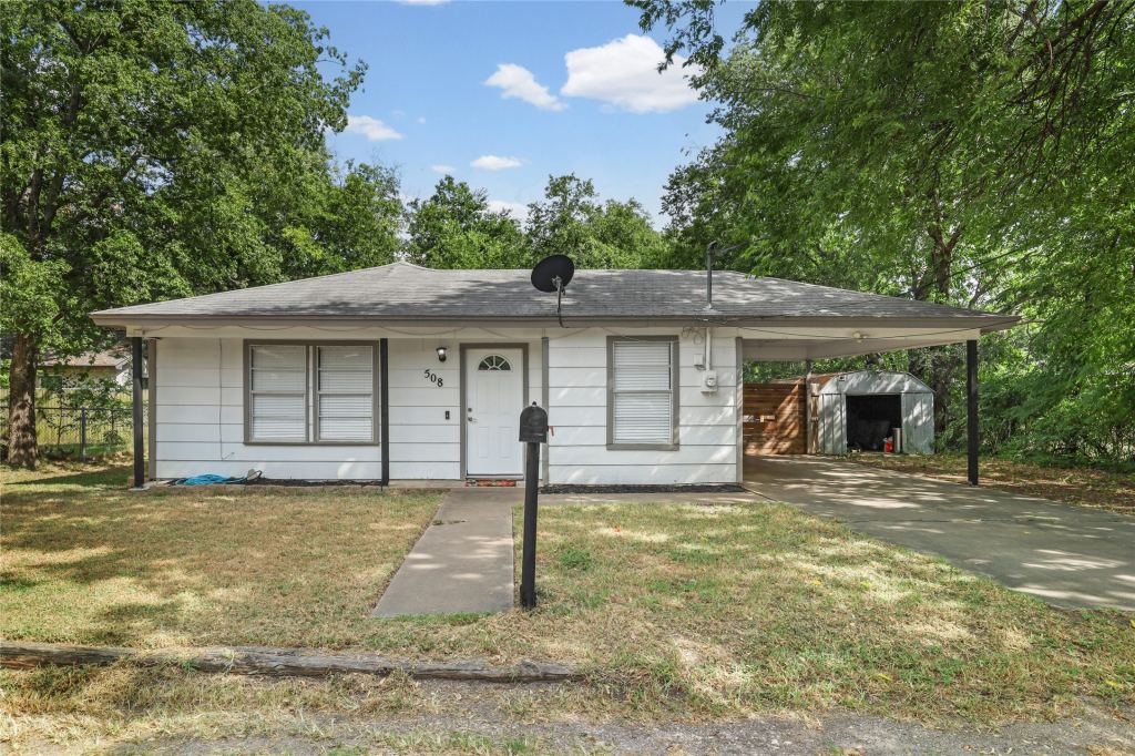 508 Batterson Street, Cleburne, TX 76031 — photo 1