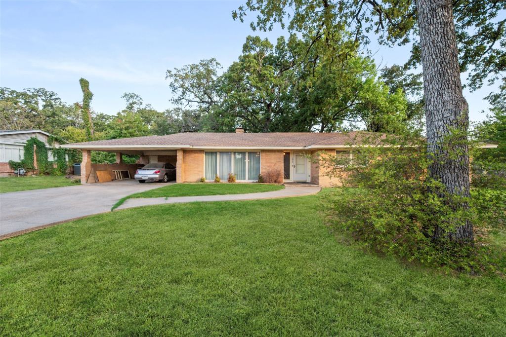 1412 Oaklawn Drive, Corsicana, TX 75110 — photo 1