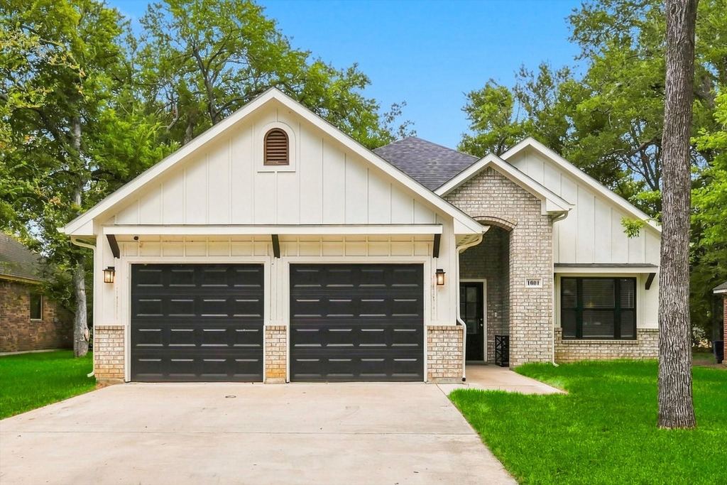1001 Oak Valley Road, Burleson, TX 76028 — photo 1