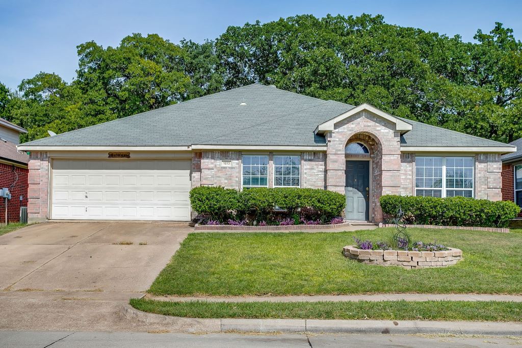 1013 Hidden Lake Drive, Burleson, TX 76028 — photo 1