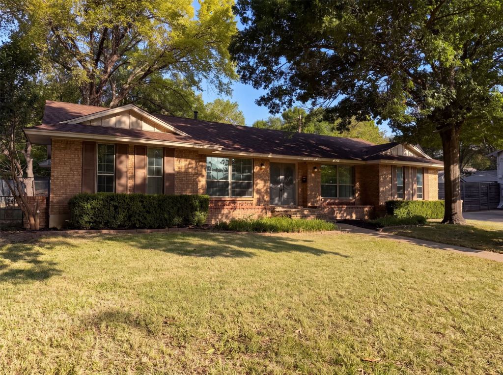 821 Glen Oaks Boulevard