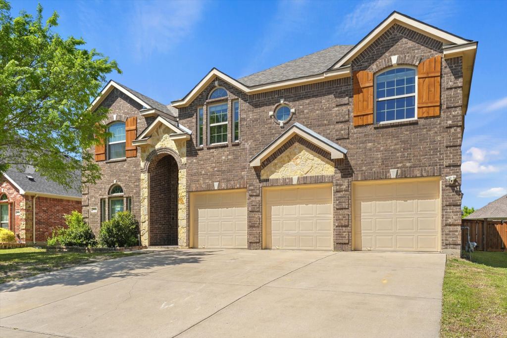 2824 Pino, Grand Prairie, TX 75054 — photo 1