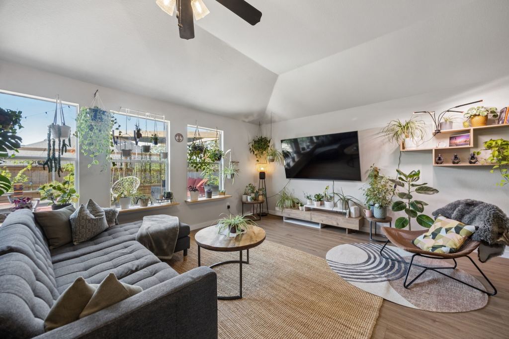 3704 Redwood Circle