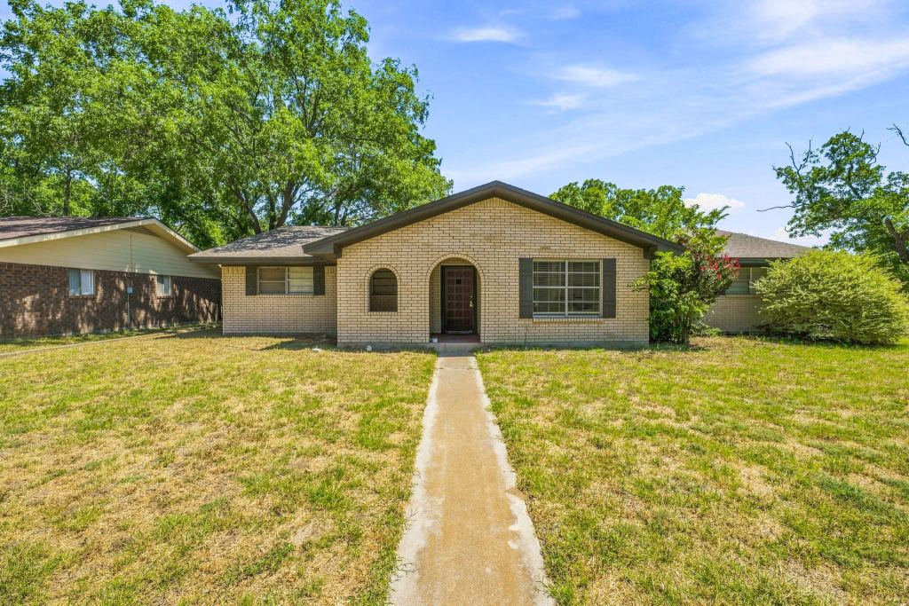905 Meadowlark Lane, Stephenville, TX 76401 — photo 1