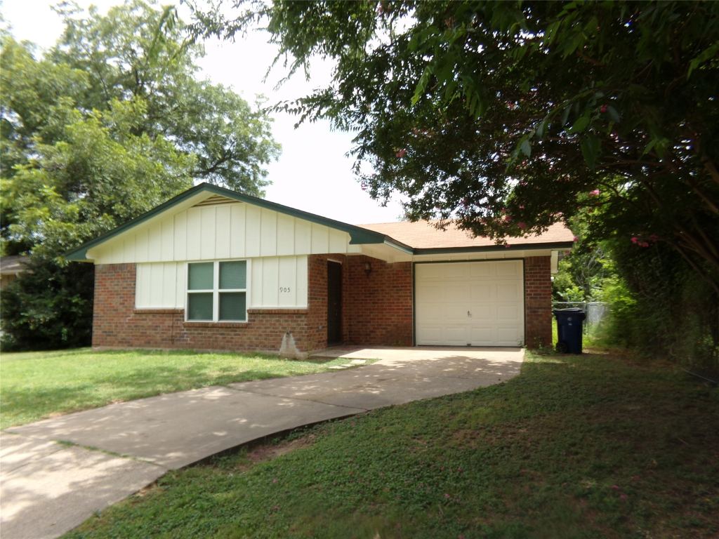 905 W Bridge Street, Granbury, TX 76048 — photo 1