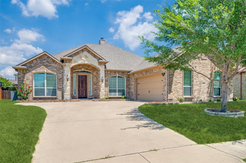 2812 Pino, Grand Prairie, TX 75054 — photo 1