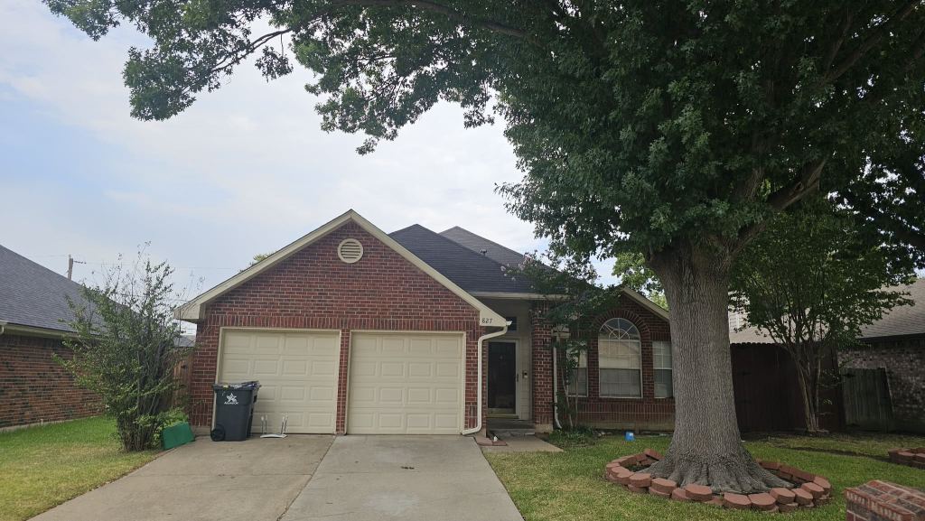 827 Quail Brook Drive, Arlington, TX 76001 — photo 1