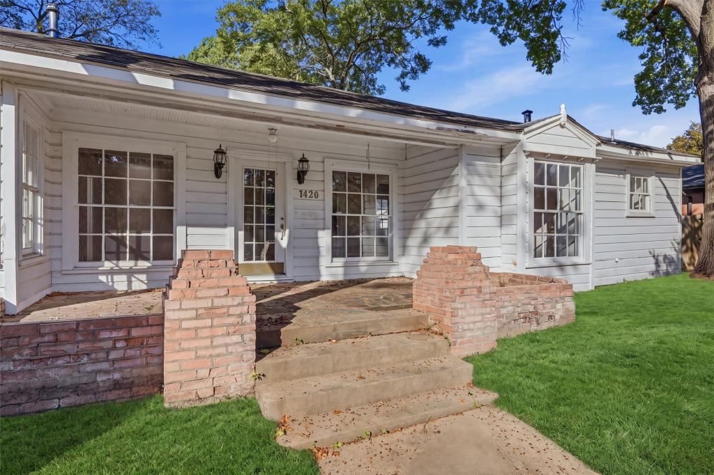 1420 N Shannon Street, Sherman, TX 75092 — photo 1