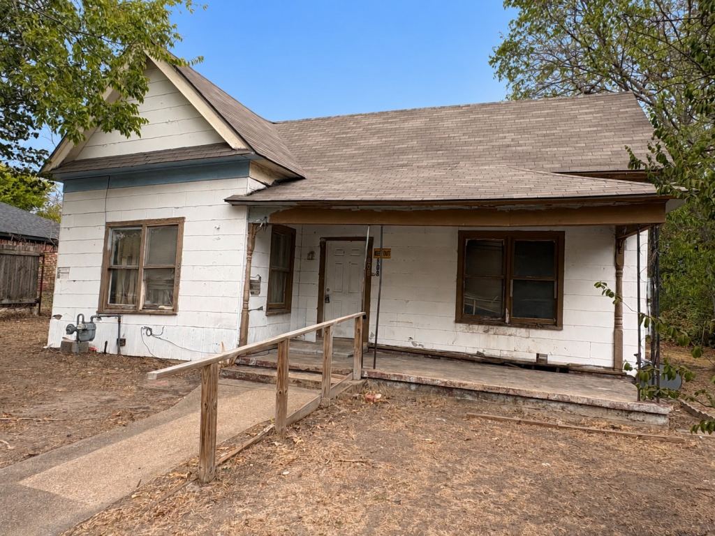 808 W 11th Avenue, Corsicana, TX 75110 — photo 1