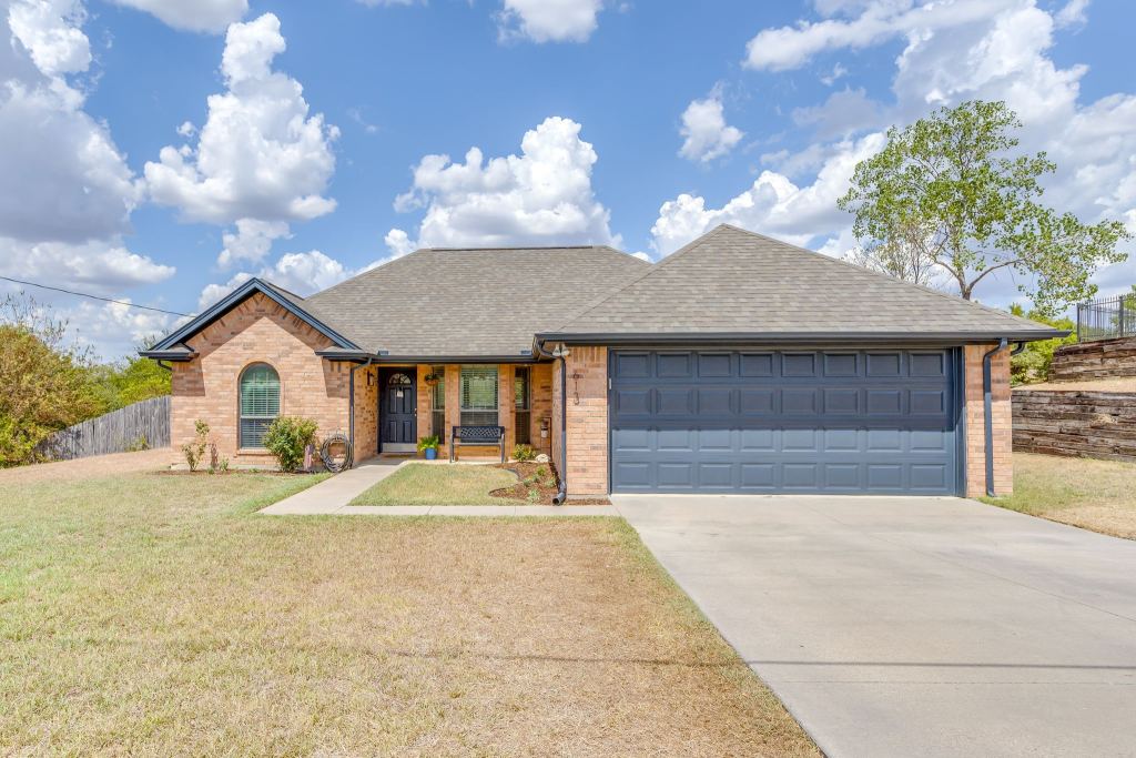 613 E 1st Street, Weatherford, TX 76086 — photo 1