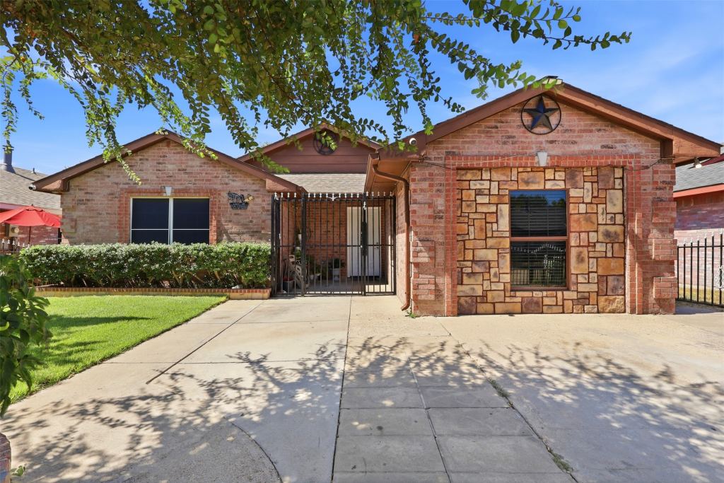 4704 Lizzy Drive, Dallas, TX 75211 — photo 1