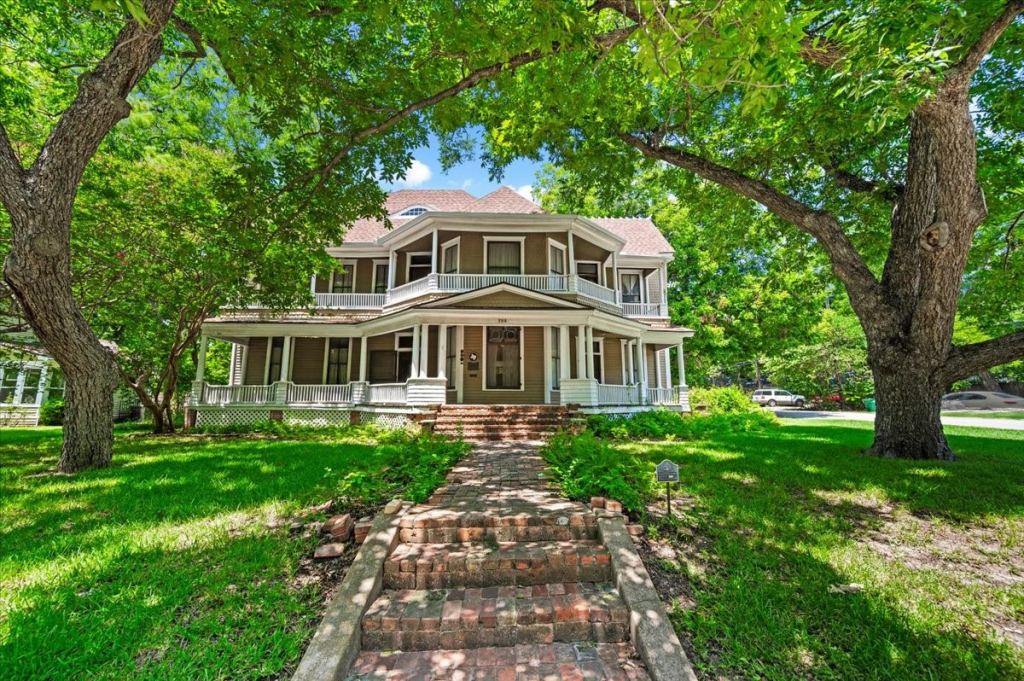 200 S Hawkins Street, Waxahachie, TX 75165 — photo 1