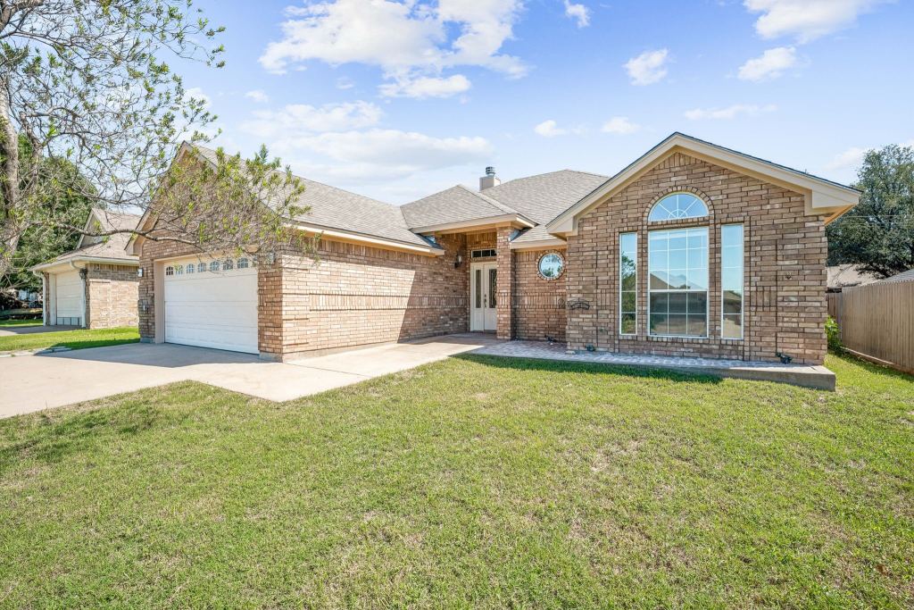 320 Midnight Shadow, Stephenville, TX 76401 — photo 1