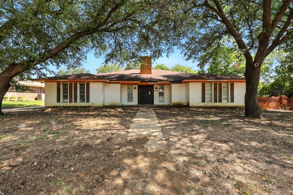 2304 Royal Acres Drive, Denton, TX 76209 — photo 1