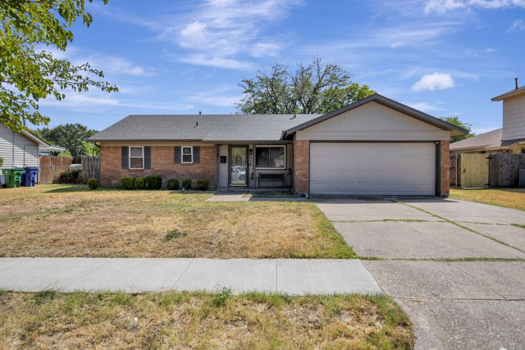 512 E Mission Street, Crowley, TX 76036 — photo 1