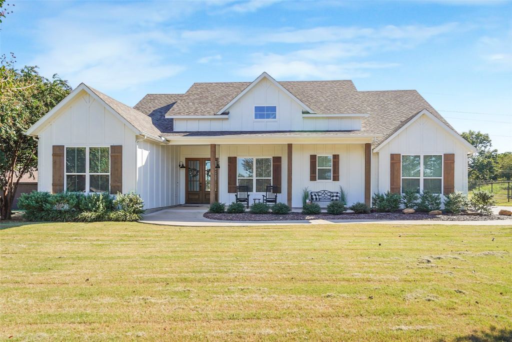 108 Southwood Drive, Burleson, TX 76028 — photo 1