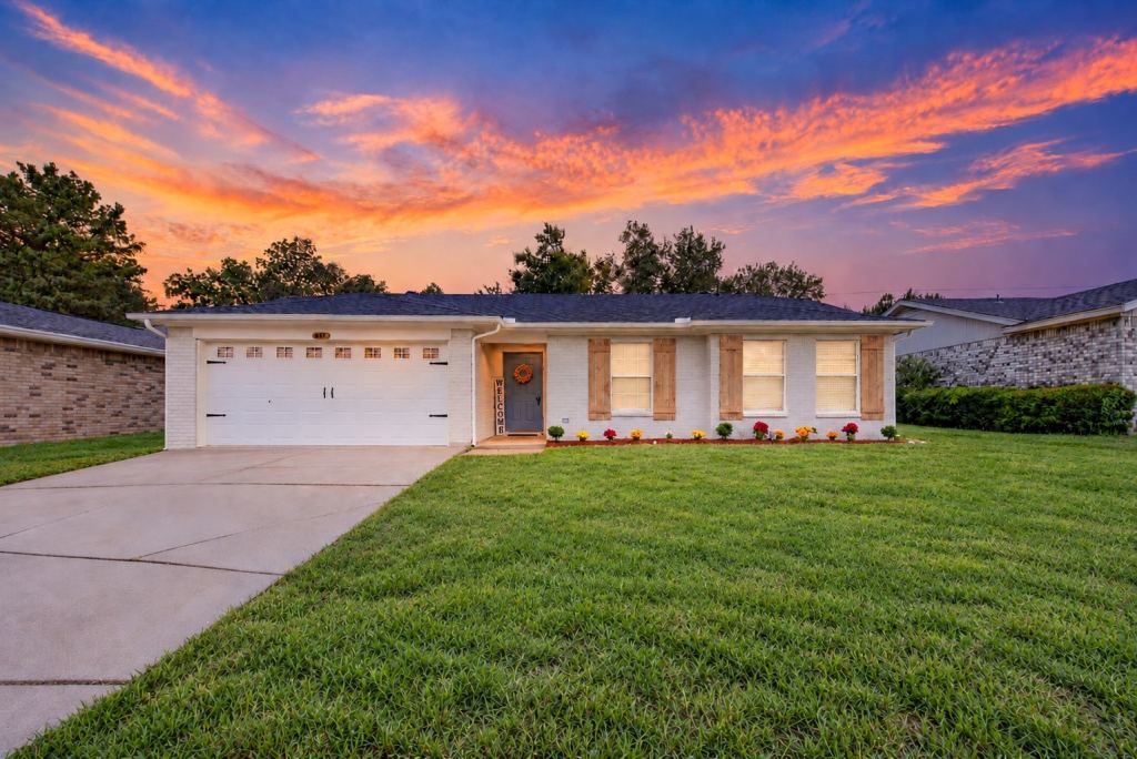 617 S Waxahachie Street, Mansfield, TX 76063 — photo 1