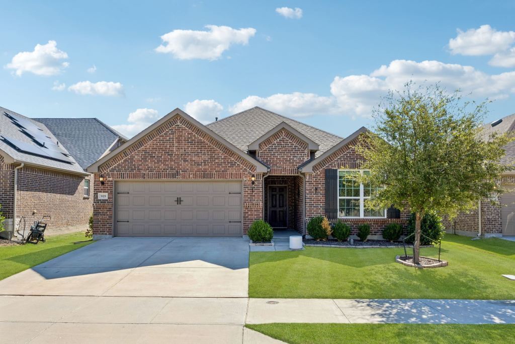 929 Crest Breeze Drive, Fort Worth, TX 76052 — photo 1