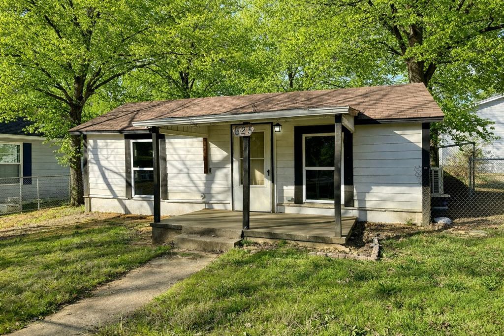 625 E Acheson Street, Denison, TX 75021 — photo 1