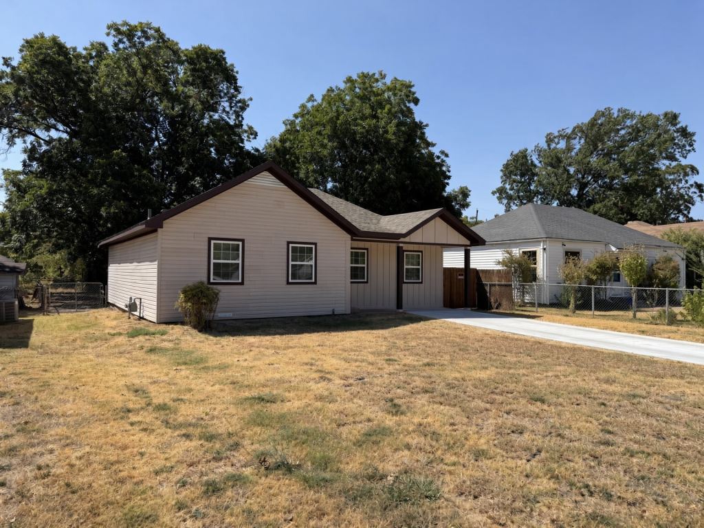1205 Oak Street, Grand Prairie, TX 75050 — photo 1
