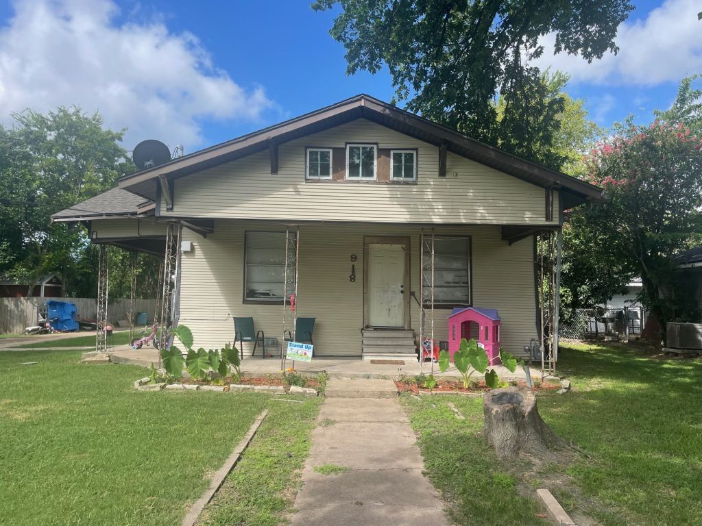 918 W Angeline Street, Groesbeck, TX 76642 — photo 1