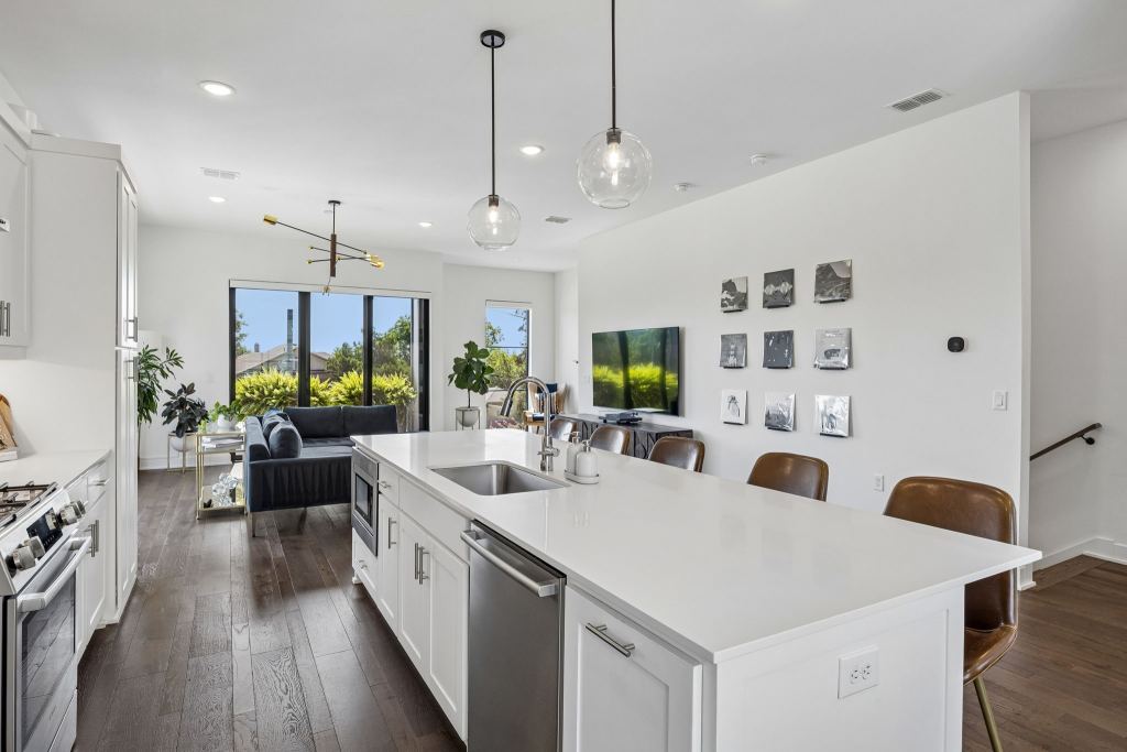 737 N Zang Boulevard 103, Dallas, TX 75208 — photo 1