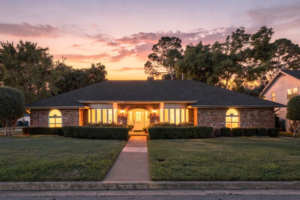 1710 Tennyson Drive, Arlington, TX 76013 — photo 1