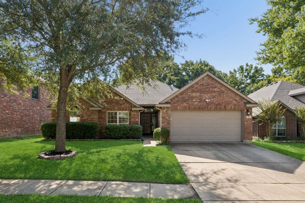 504 Valencia Drive, Arlington, TX 76002 — photo 1