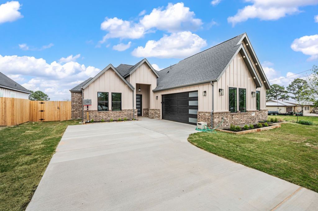 806 N Avenue E, Springtown, TX 76082 — photo 1