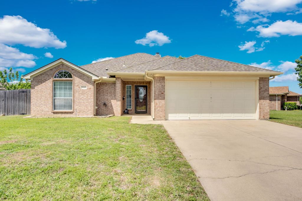 1040 Vinewood Avenue, Burleson, TX 76028 — photo 1