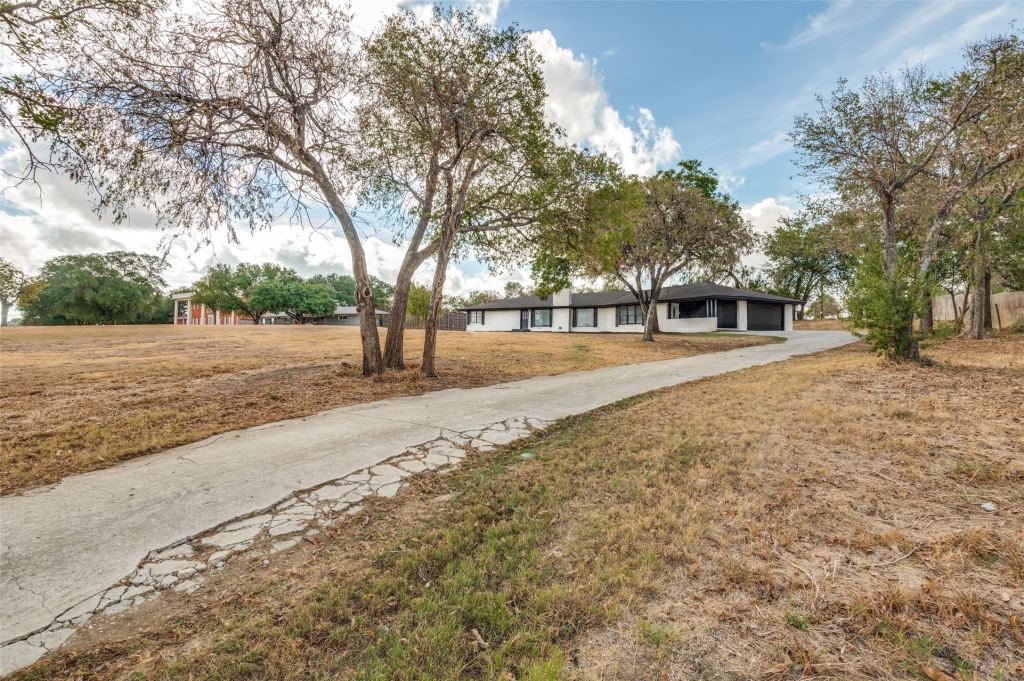 325 Crescent Drive, Grand Prairie, TX 75050 — photo 1