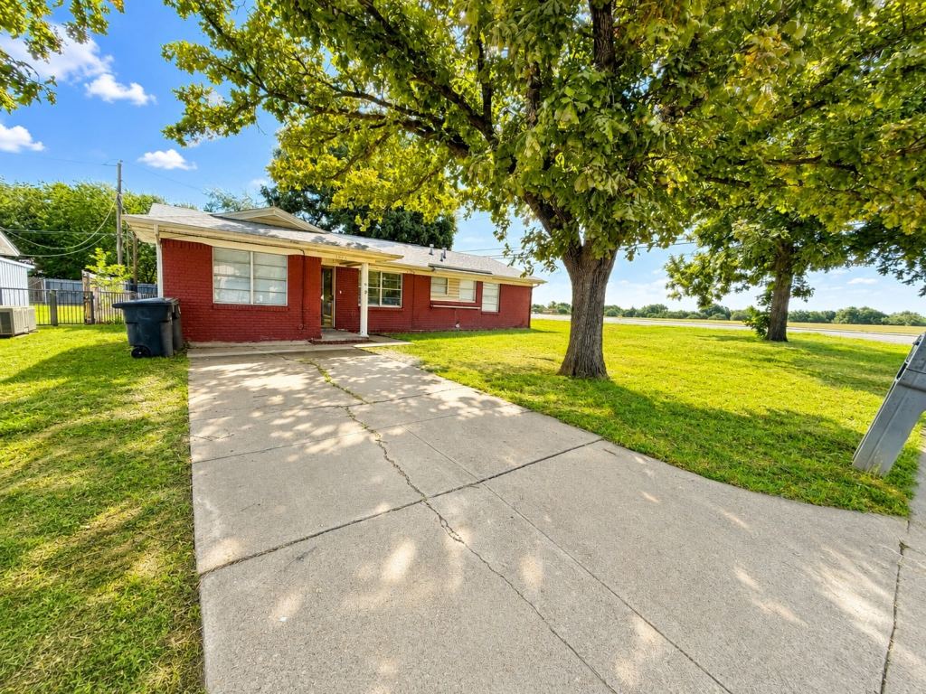 1902 Joslin Street, Cleburne, TX 76033 — photo 1
