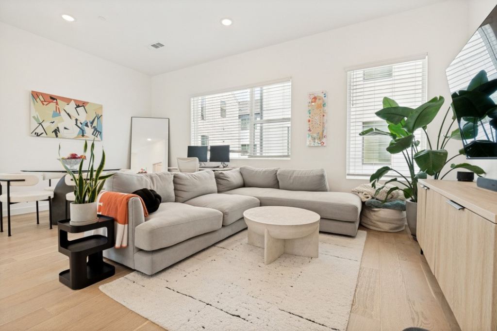 427 W 10th Street 201