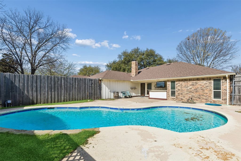810 Meadowgate Drive, Garland, TX 75040 — photo 1