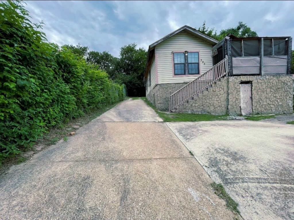 323 Sparks Street, Dallas, TX 75203 — photo 1