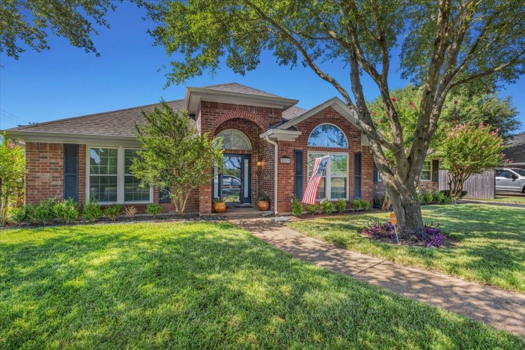 812 Country Lane Drive, Waco, TX 76657 — photo 1